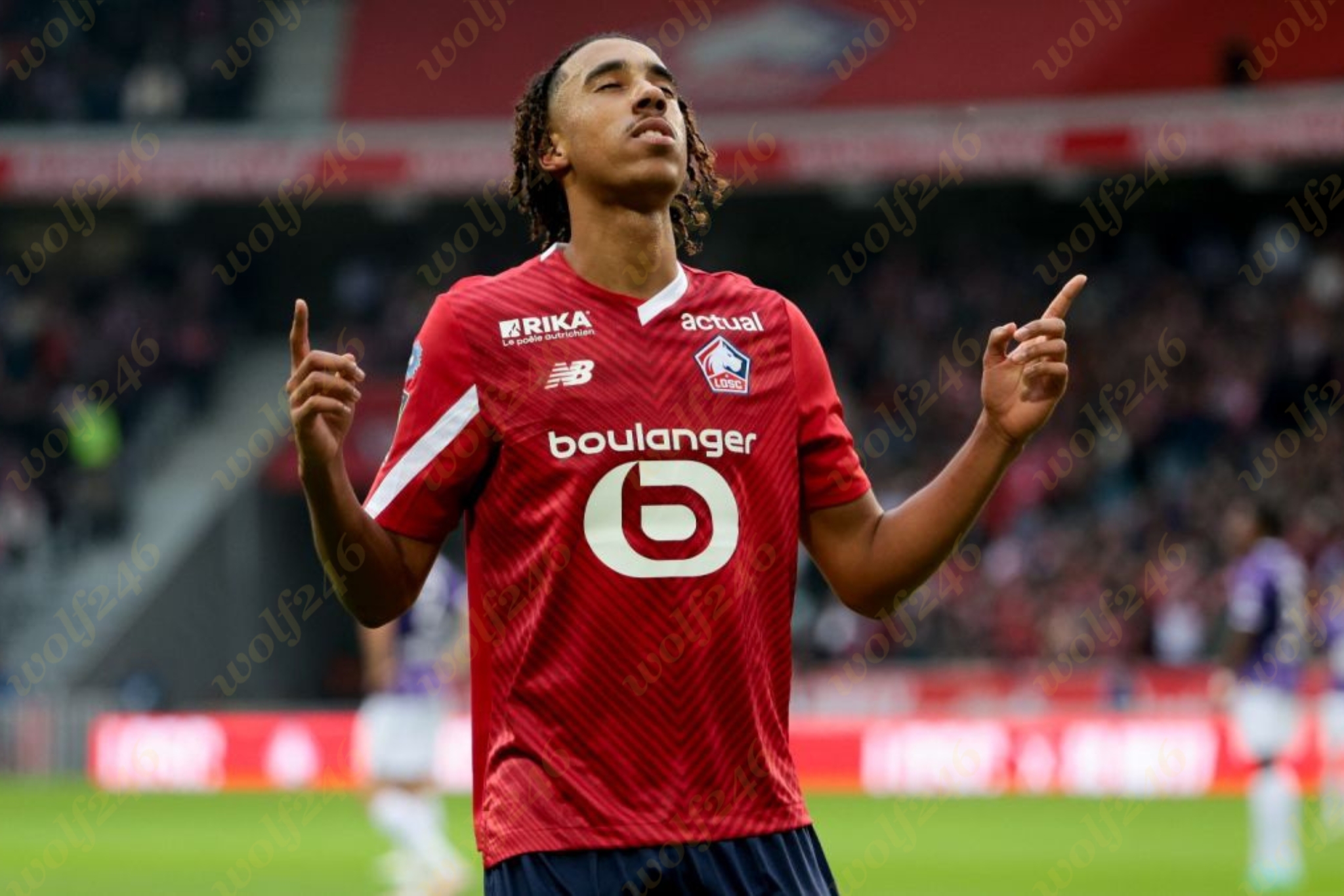 ខ្សែការពារវ័យ 18 ឆ្នាំរូបនេះត្រូវបានក្លឹប Man Utd និង Real Madrid ជម្រុញការផ្ទេរដ៏សំខាន់