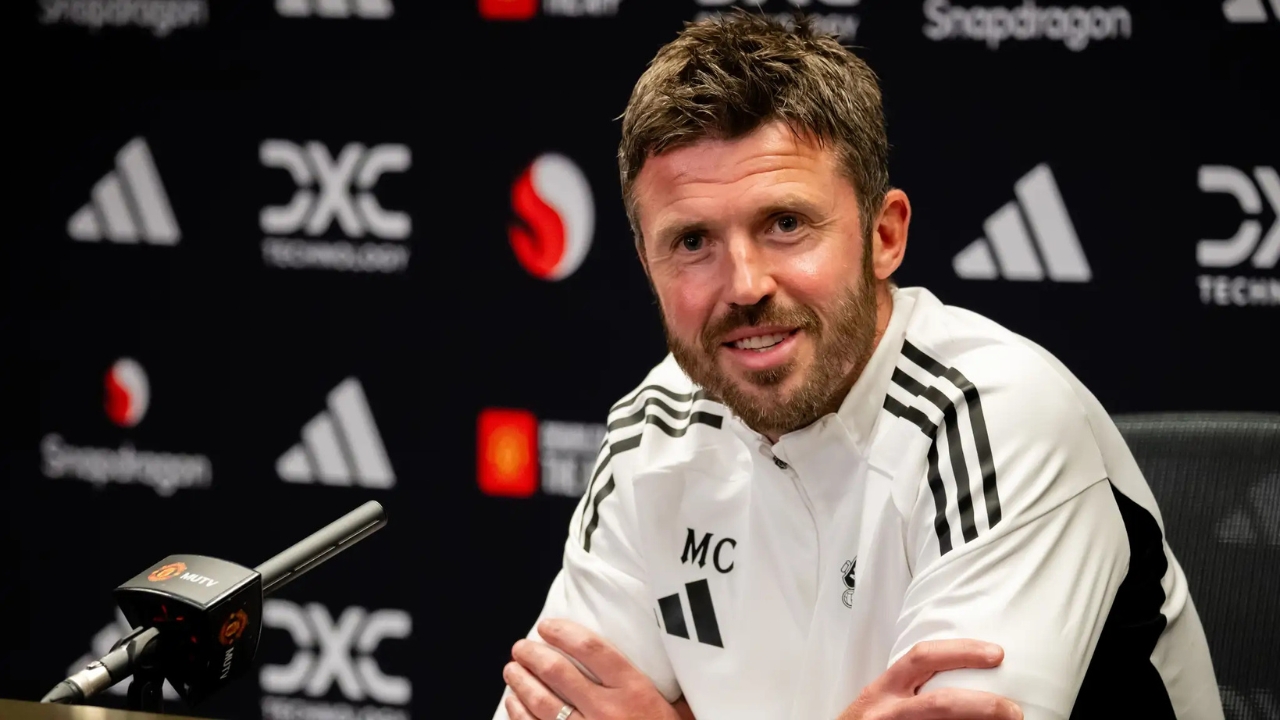 Michael Carrick អះអាងថា នៅតែមាន “វេទមន្ត” ជុំវិញ Man Utd ខណៈគ្រូបណ្ដោះអាសន្នលើកទឹកចិត្តអ្នកគាំទ្រមុន Manchester derby