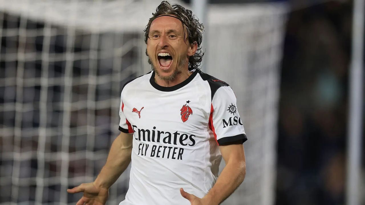 Luka Modrić ឆ្លើយតបទៅនឹងពាក្យចចាមអារ៉ាមអំពីការផ្ទេរត្រឡប់ទៅ Real Madrid វិញដ៏គួរឱ្យភ្ញាក់ផ្អើល