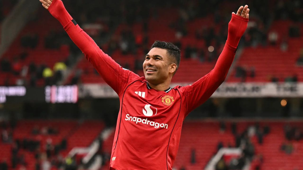 Michael Carrick និយាយអំពីអនាគតរបស់ Casemiro បន្ទាប់ពីអ្នកគាំទ្រ Man Utd អំពាវនាវឱ្យកីឡាករប្រេស៊ីលរូបនេះស្នាក់នៅបន្តទៀត