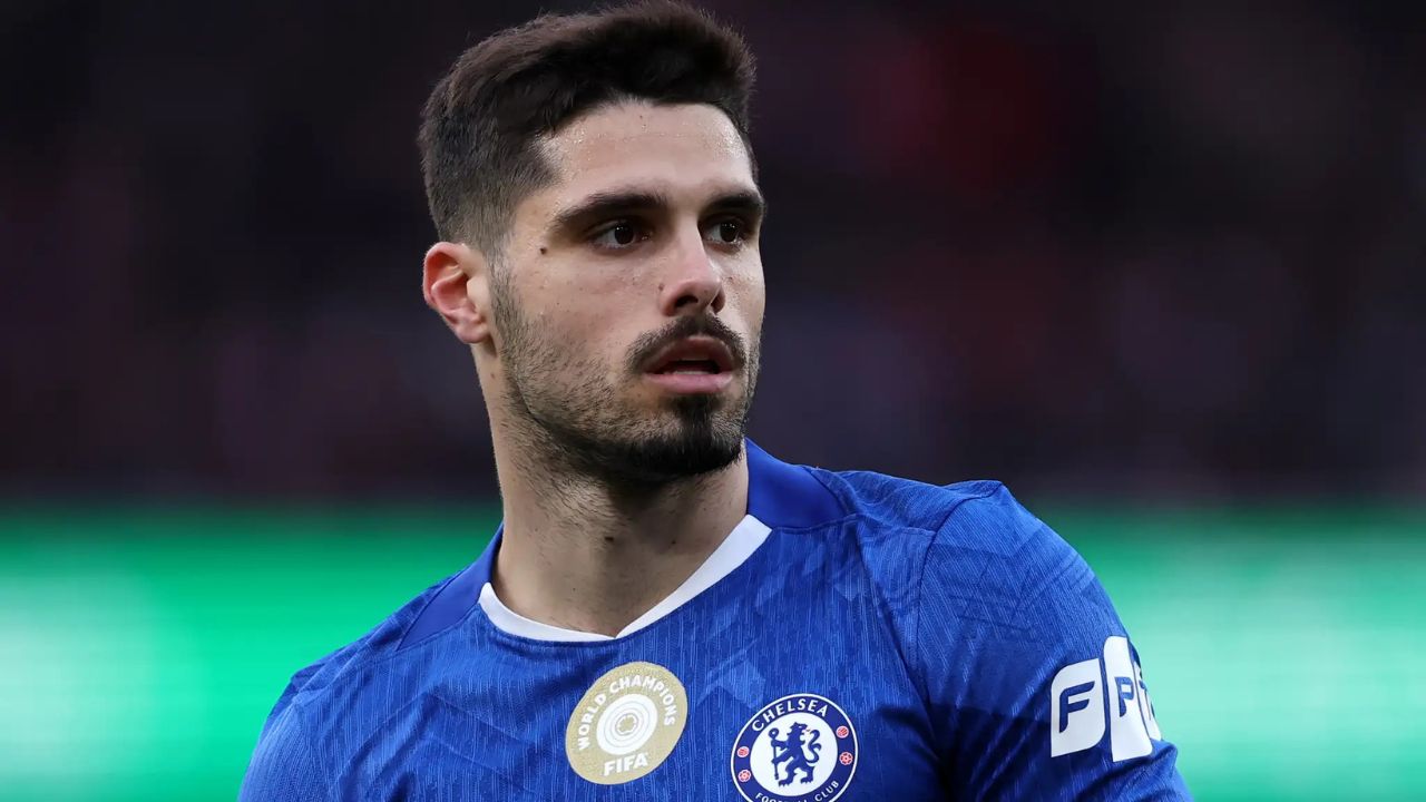 Pedro Neto ខ្សែប្រយុទ្ធស្លាប Chelsea ប្រឈមមុខការដាក់ទណ្ឌកម្មពីរដង ខណៈរូបគេបានបង្ករហេតុការណ៍រុញ ball boy របស់ PSG